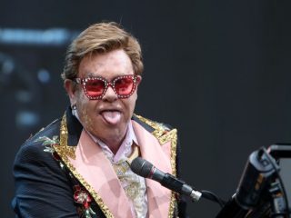 Elton John logró un nuevo récord y superó a Elvis Presley, Cher, Michael Jackson y David Bowie