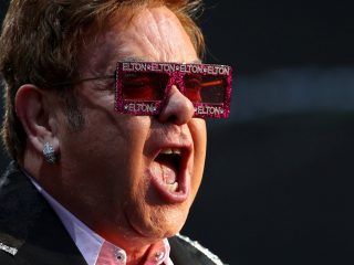 Elton John llama "maldito hocicón" a Ed Sheeran