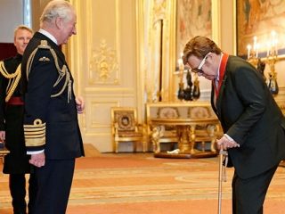 El Príncipe Carlos ungió a Elton John como miembro de la Orden de los Compañeros de Honor