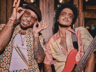Bruno Mars se une a Silk Sonic para presentar un nuevo sencillo: “Smokin Out The Window”