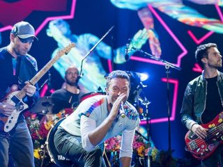 Coldplay cancela conciertos debido a pruebas positivas de COVID