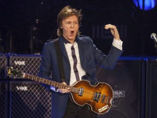 El bajo de Paul McCartney rompe récord mundial en una subasta