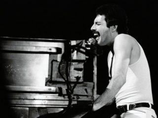 Piano de Freddie Mercury llega a una subasta
