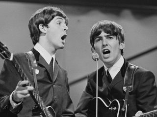 Paul McCartney y Ringo Starr honran a George Harrison en el 20 aniversario de su fallecimiento