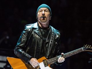 The Edge de U2 lidera venta de artículos de rock para ayudar a los músicos