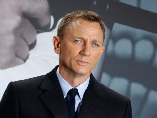 Daniel Craig recibe título por parte de la Reina Isabel