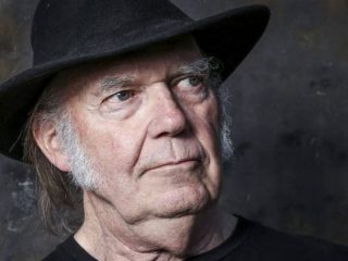 Neil Young quiere que su música sea eliminada de Spotify