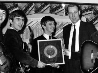 Mira a George Martin contarle a su nieta por qué firmó a los Beatles