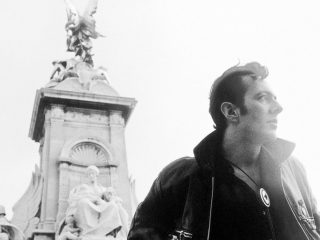Joe Strummer se para fuera del Palacio de Buckingham en una foto inédita de un nuevo libro