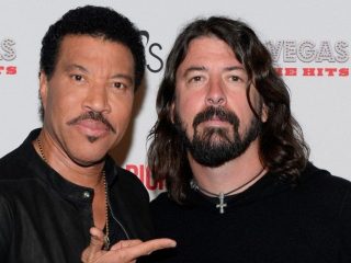 Dave Grohl convenció a Lionel Richie para que apareciera en “Studio 666”