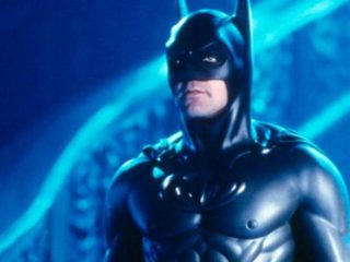 El infame traje de 'Batman' de George Clooney será subastado