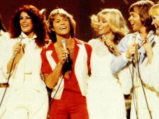 ABBA rinde homenaje a Olivia Newton-John