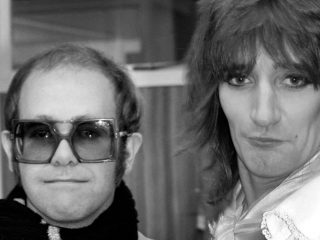 Rod Stewart imita a Elton John