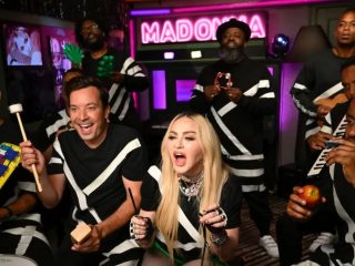 Madonna se une a Jimmy Fallon para interpretar su música con instrumentos de juguete