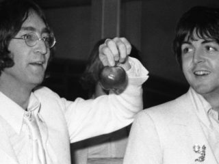 Subastan carta de John Lennon enviada a Paul McCartney