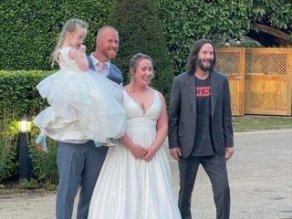 Keanu Reeves hace una aparición sorpresa en la boda de una pareja
