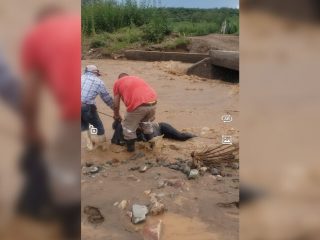 VIRAL: Rescatan al estilo 'vaquero' a un hombre que era arrastrado por un río en Sonora