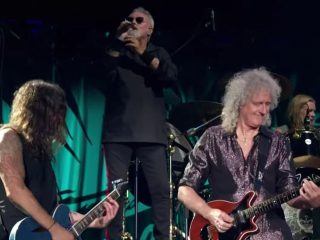 Brian May y Roger Taylor de Queen actúan en el tributo a Taylor Hawkins